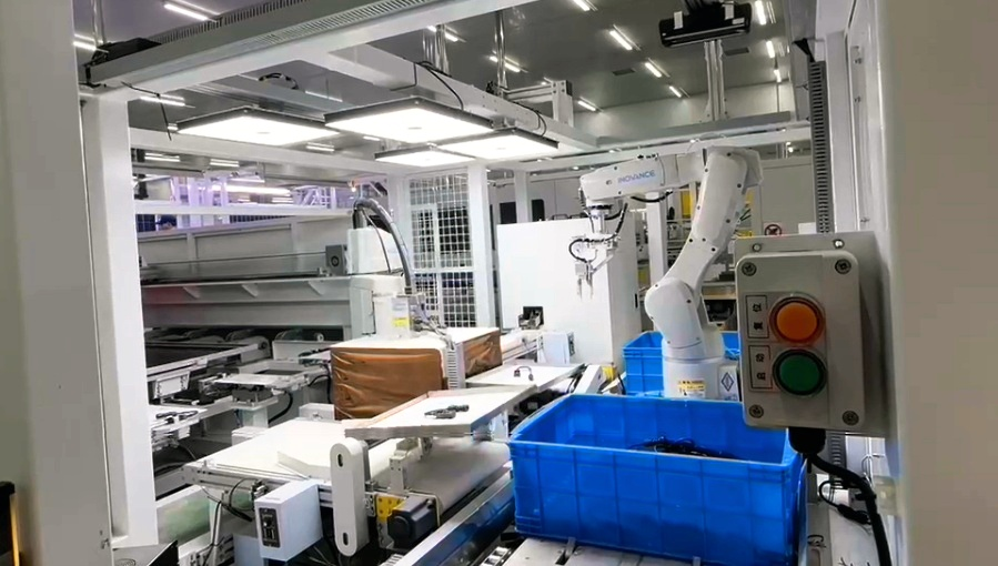 AI視覺(jué)引導(dǎo)光伏接線(xiàn)盒上料 | 某大型光伏企業(yè)