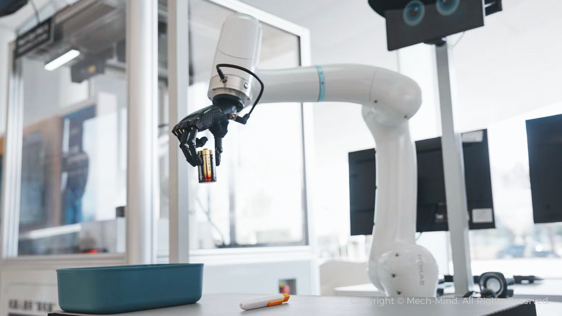 梅卡曼德具身大腦+靈巧手在中關(guān)村論壇首秀，“手眼腦”結(jié)合展現(xiàn)強(qiáng)大的任務(wù)能力和泛化性能