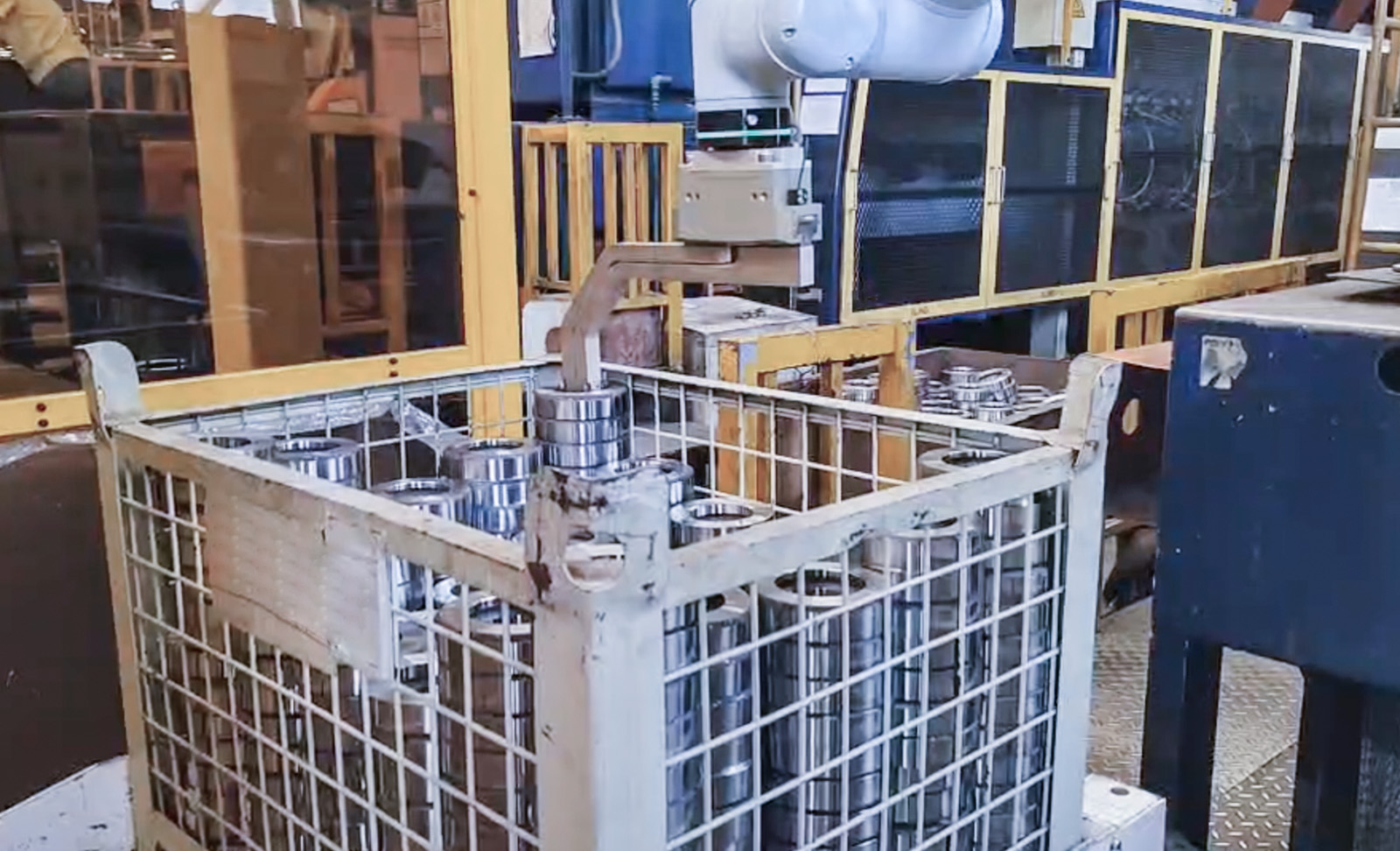 AI視覺(jué)引導(dǎo)高反光金屬圓環(huán)深筐上料 | 某大型汽車零部件廠